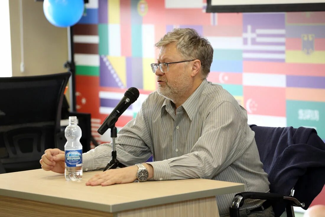 Сэнди александр. Профессор политологии. Профессор политических наук. Пляйс яков андреевич. Говард кёртис.