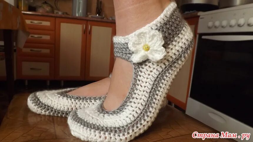 Вязаные чешки крючком. Связанная чешка. Тапочки балетки крючком. Детские вязаные чешки. Вязаные чешки крючком.