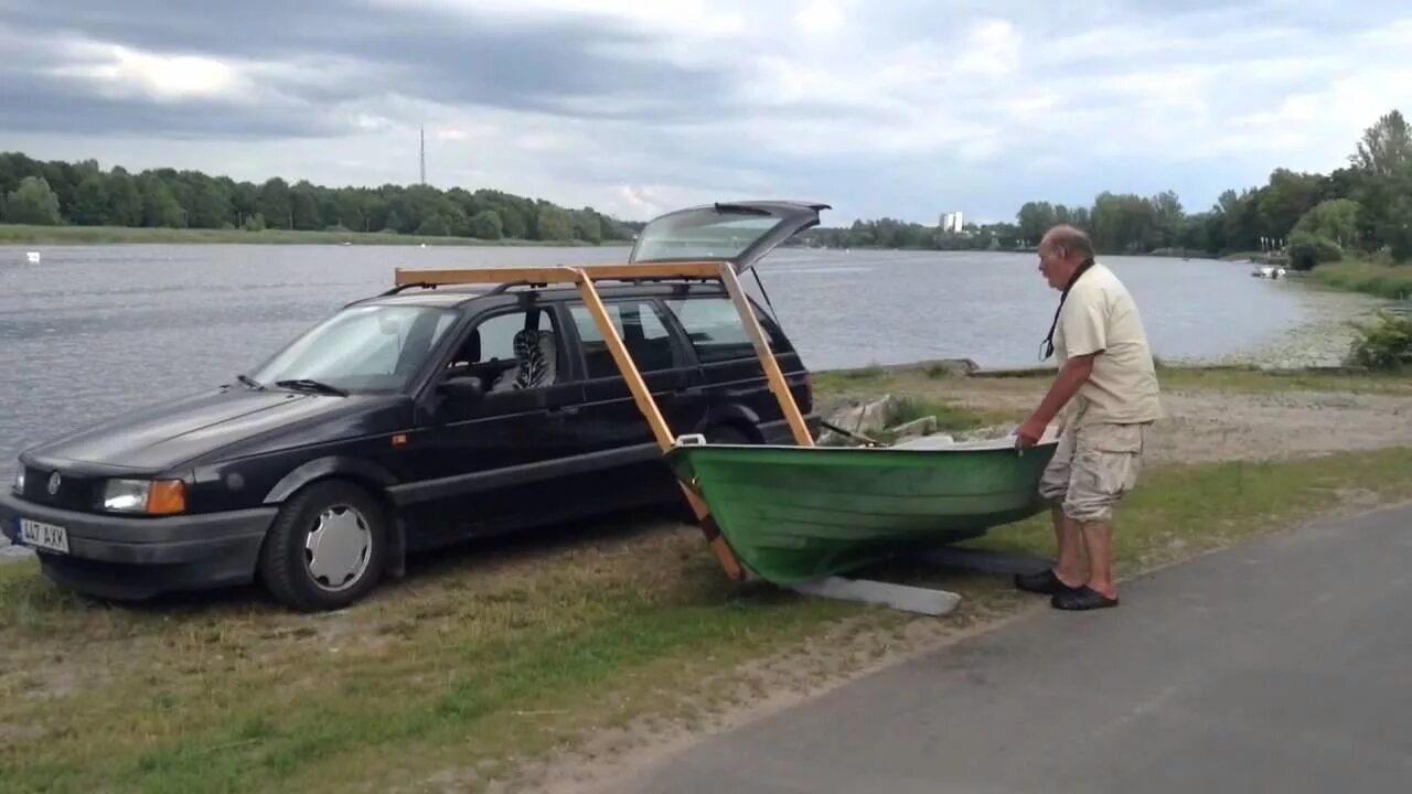 Человек должен перевезти в лодке. Приспособление для погрузки лодки на крышу автомобиля. ПВХ лодка на крыше авто. Перевозка лодки на крыше автомобиля. Погрузка лодки ПВХ на крышу авто.