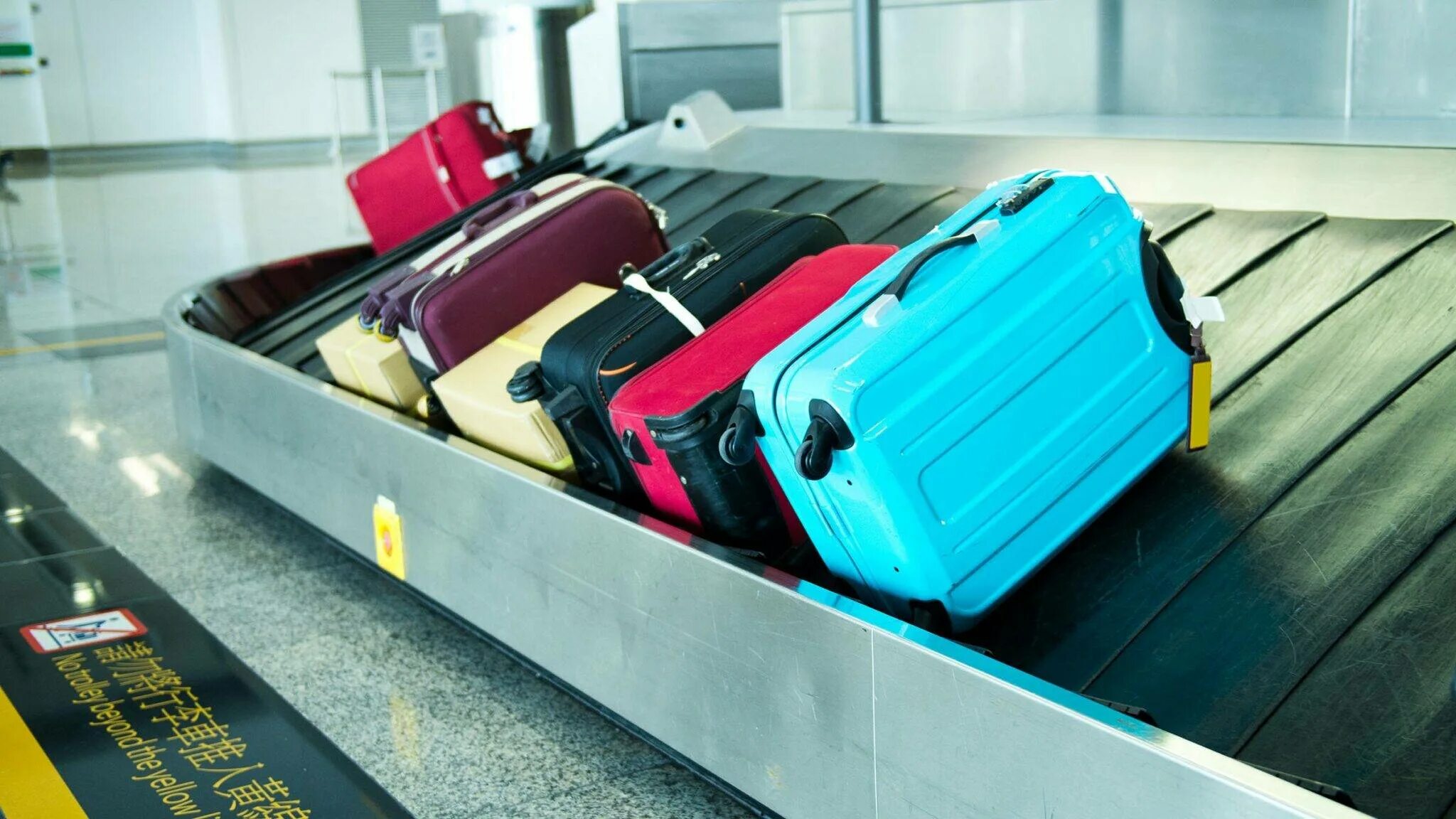Где оставить чемодан. Чемодан в аэропорту. Чемоданы на ленте в аэропорту. Чемодан для багажа. Багаж в аэропорту.