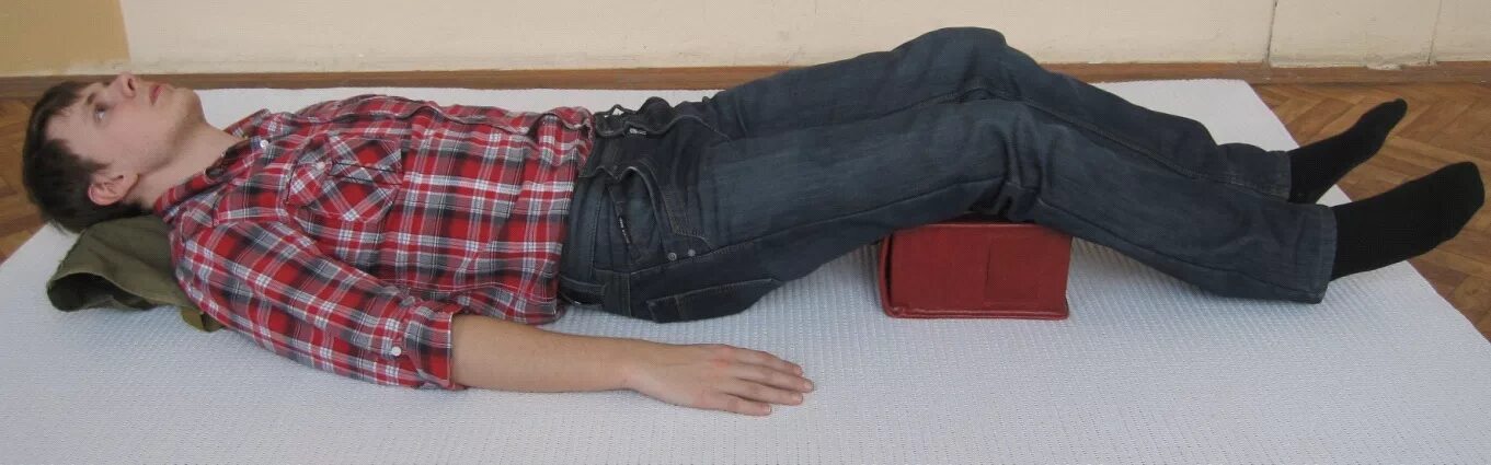 Ранение живота таза. Поза лягушки при переломе. валик при переломе таза. поза лягушки при переломе позвоночника. поза лягушки при переломе костей таза.
