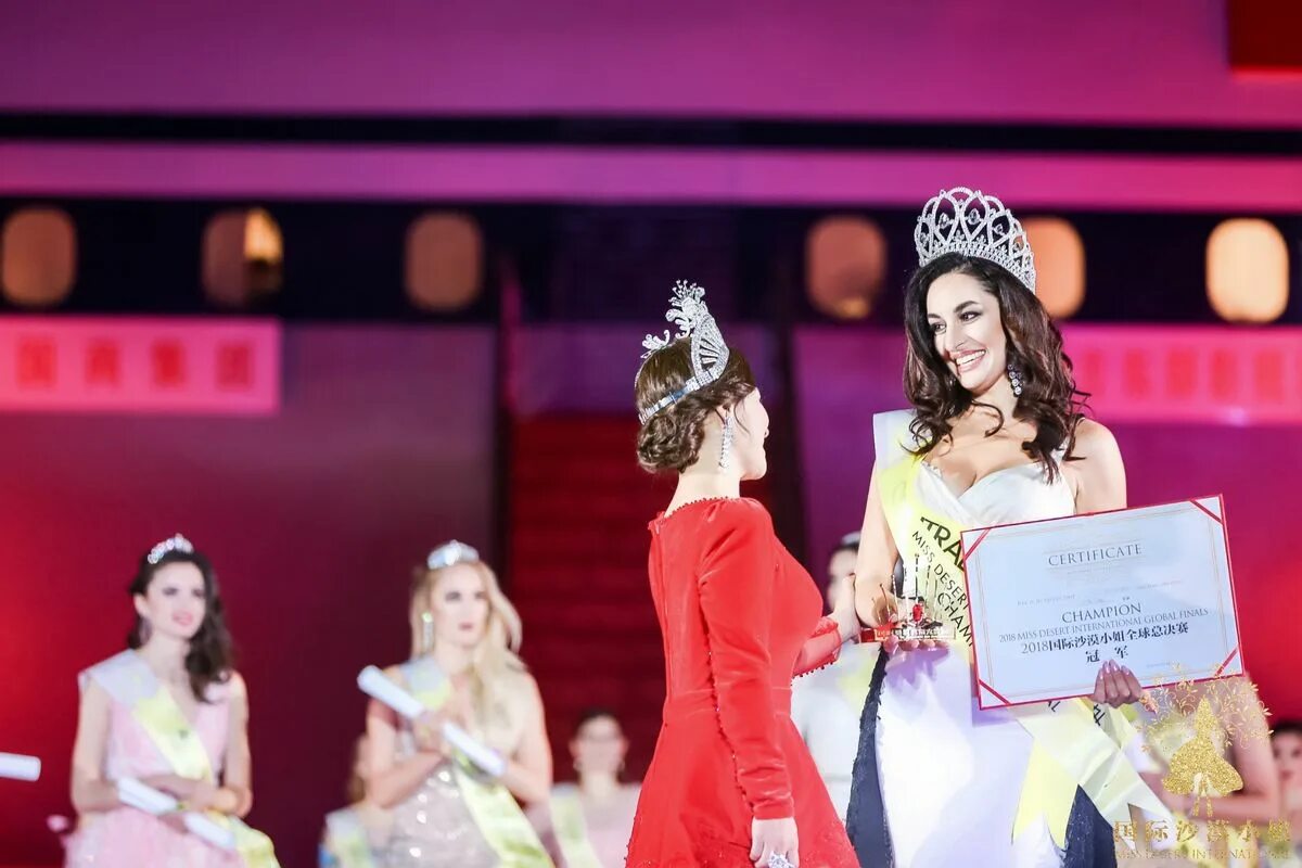 Мисс гаити 2019. Desert miss. Мисс пустыни. Такыры почвы туркменистан. Образ для фотосессии в пустыне.