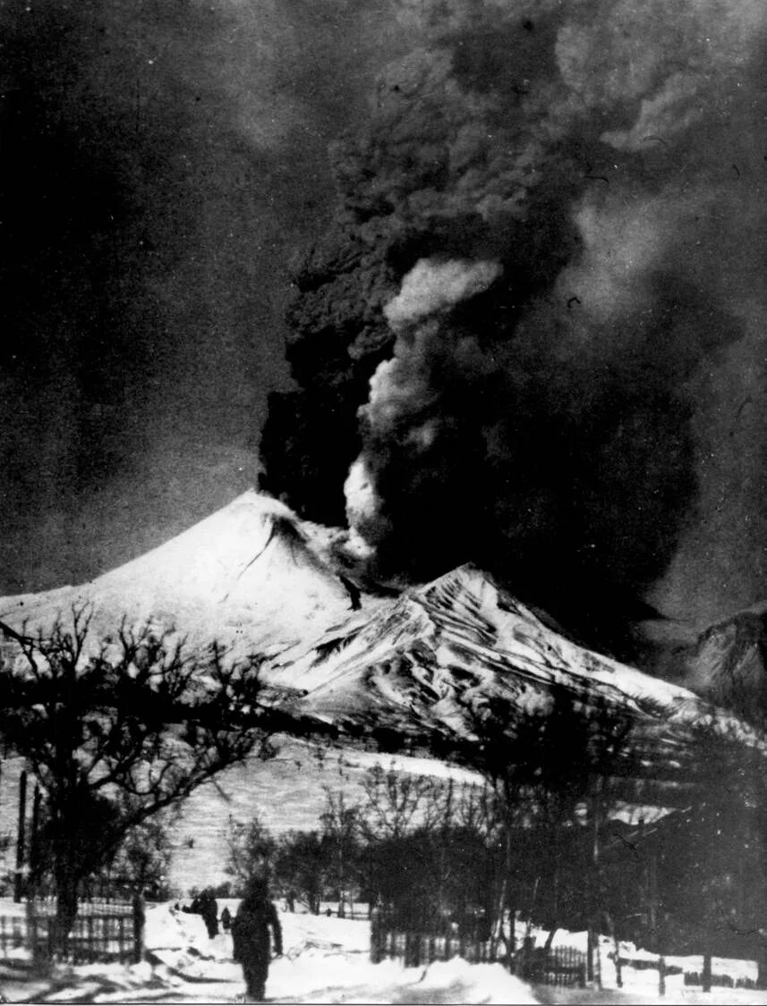 авачинский вулкан. авачинская сопка петропавловск-камчатский. авачинский вулкан извержение. вулкан авача на камчатке. авачинский вулкан извержение.