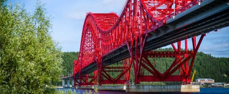 Сколько ушло металла на мост красный дракон. Мост красный дракон в Ханты-Мансийске. Красный дракон мост через Иртыш. Мост «красный дракон» в Ханты-Мансийске ночбю. Автомобильный мост через Иртыш «красный дракон».