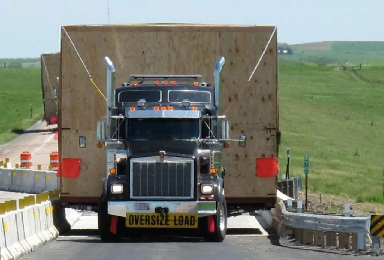 Сборные грузы ltl. Oversize truck load. Haul truck. Открытый грузовик. Разгрузка фуры.