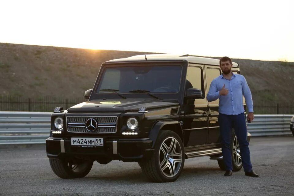 Гелик мелстроя. Гелендваген Кадырова. Mercedes-Benz g-class 111 177. Парень возле Гелика. Мужчина и Гелик.