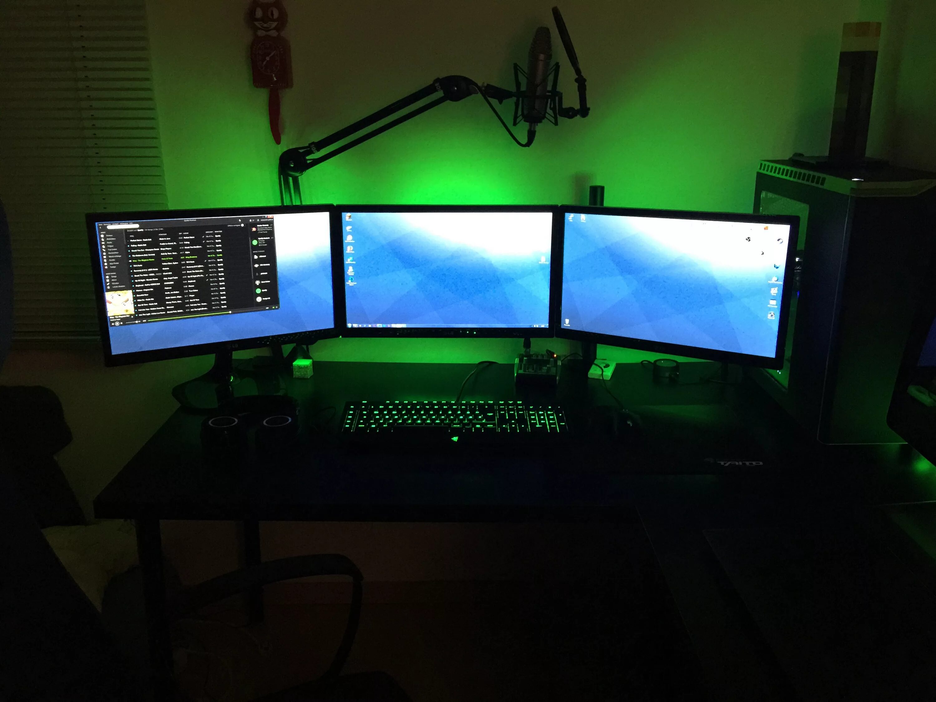 2 игровых монитора. Пк setup 2 монитора. 3 монитора. три монитора на пк. пк с 3 мониторами.