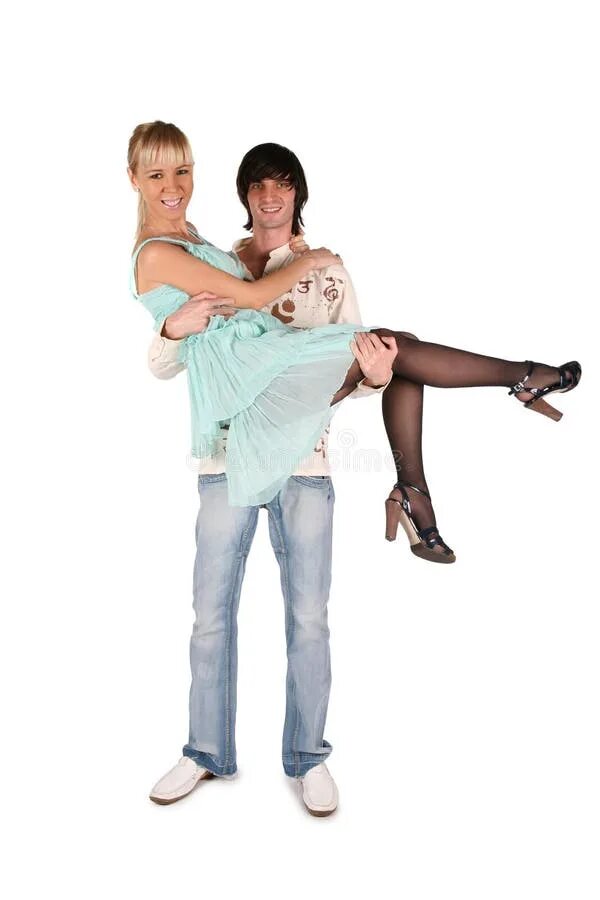 Подняла подругу на руки. Мальчик носит девочку на руках. Мальчик несет девочку. Мальчик носит девочку на руках. Мальчик несет девочку.