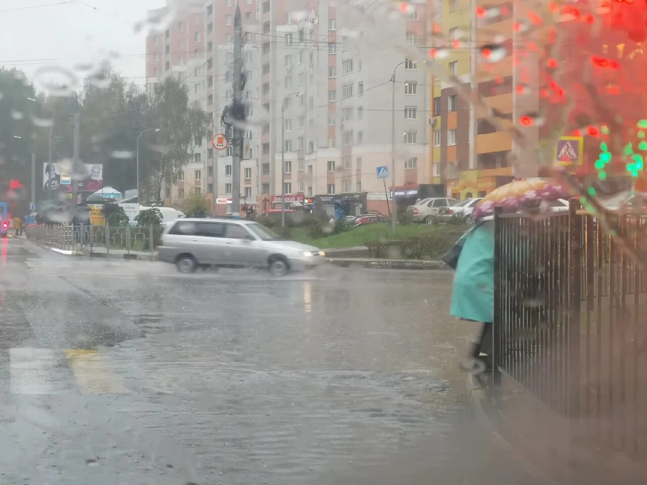 Брянск подслушано типичный новости брянска. Новослободская дождь. Чернигов во время дождя. Время дождя в Геншине. Моляна во время дождя.