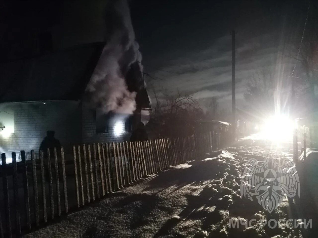 Сгоревший дом. Пожар в частном доме. Дом в огне. Пожар в Подгоренском районе Воронежской области. 13 декабря 21