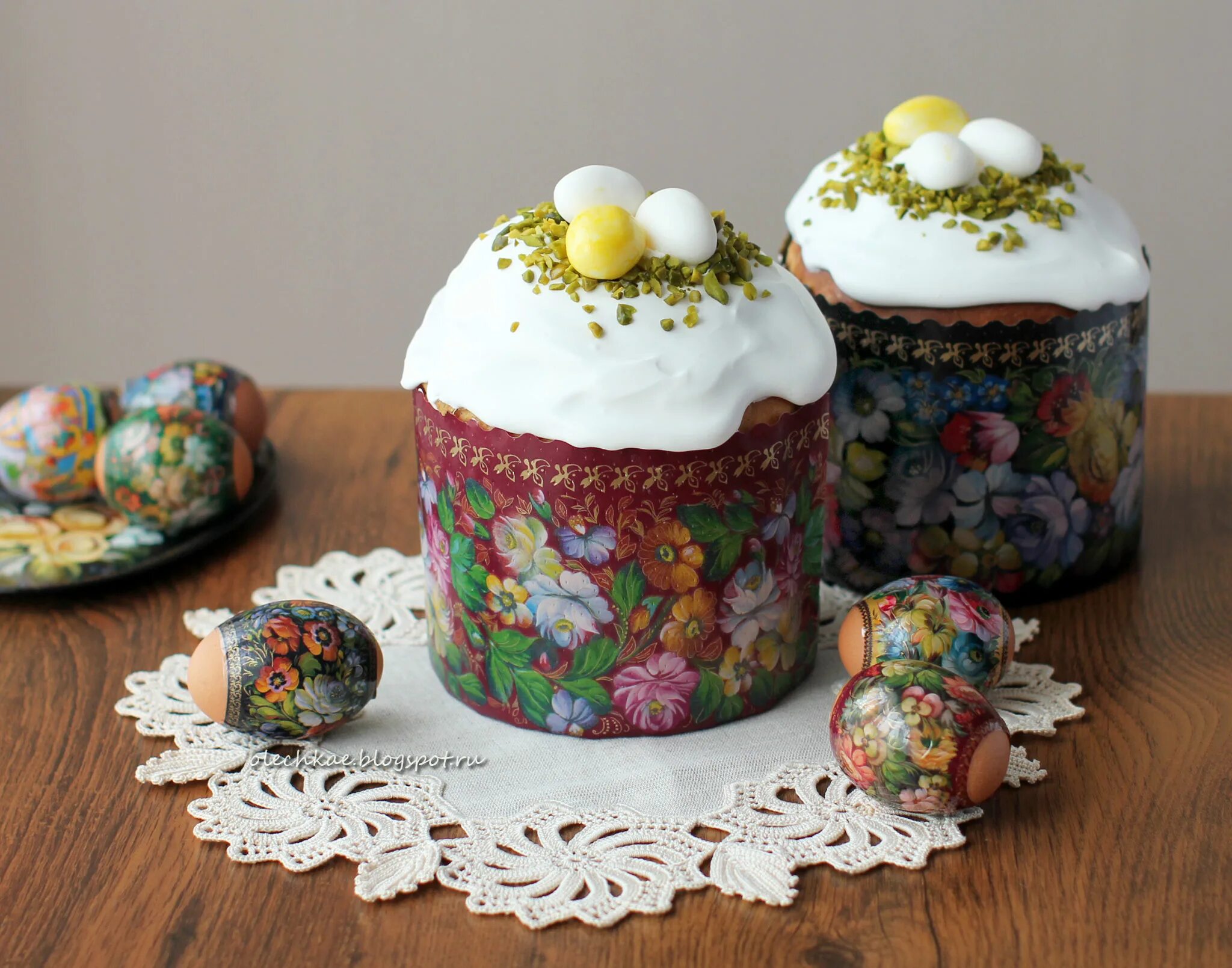 Декор куличей. Кулич кексовый пасхальный. Украшение куличей безешками. Пасхальный кулич декор 2022. Пасхальный кулич декор.