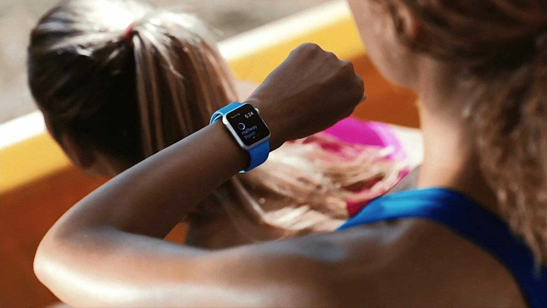 Get up watch a. Смарт часы на руке девушки. умные часы на руке. apple watch. умные часы с тренировочными.