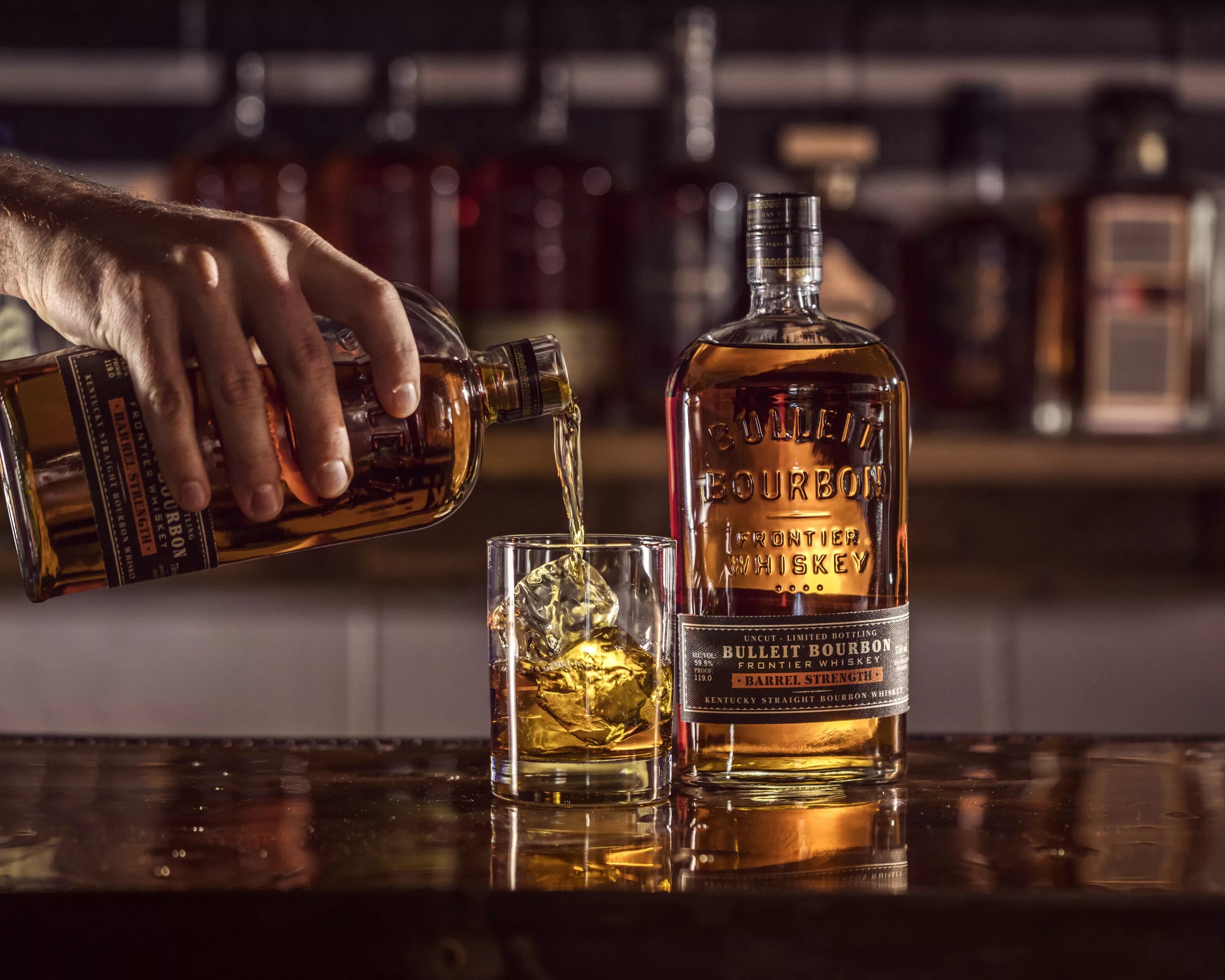 Кукурузный виски. Алкогольные напитки на основе виски. Bullet Whiskey. Мужчина с бурбоном