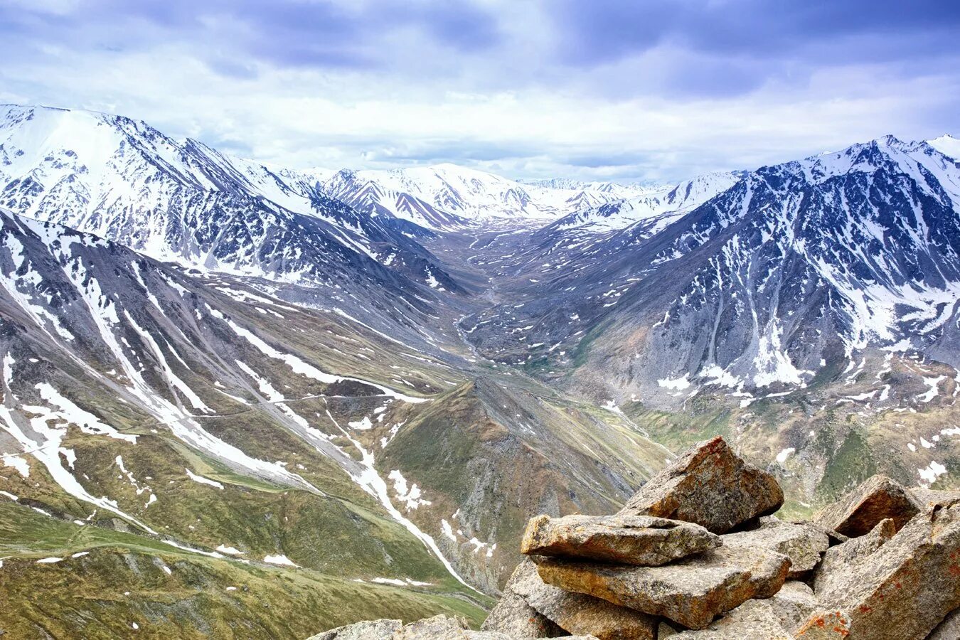 Горная система в средней азии. Горы Тянь Шань. Тянь Шаньские горы в Казахстане. Тянь-Шань Киргизия. Киргизия горы Тянь-Шань.