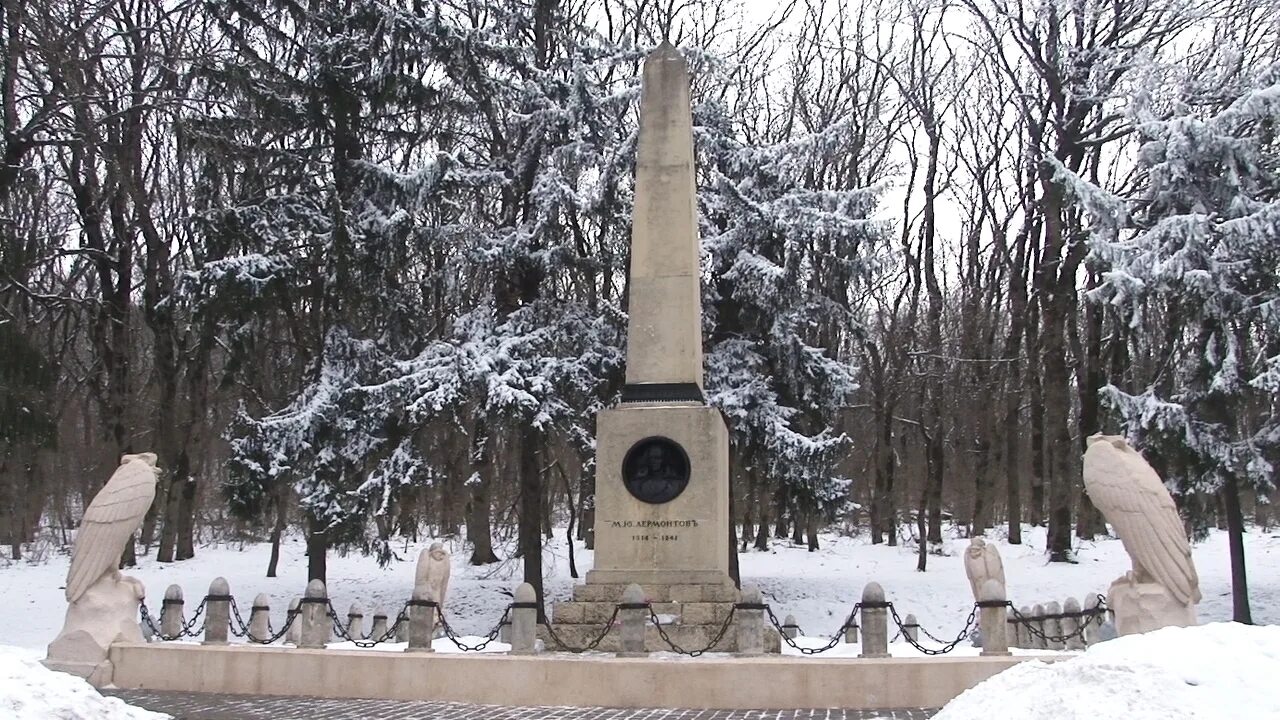 Гора дуэли лермонтова. Памятник дуэли лермонтова в пятигорске. место дуэли лермонтова пятигорск. пятигорск лермонтов дуэль. пятигорск дуэль лермонтова с мартыновым.