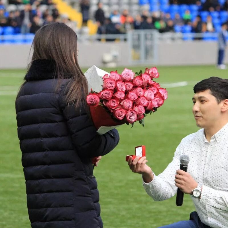 Свидание на стадионе. Свидание на поле футбольном. Аша футбольное поле. Сделал предложение на футбольном поле. Футболист сделал предложение.