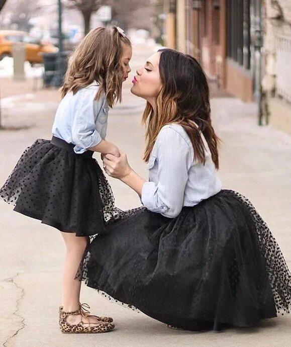 Stepmother daughter. Стильные мама и дочь. Стильная фотосессия мама и дочка. Модная мама. Девочка с мамой модные.