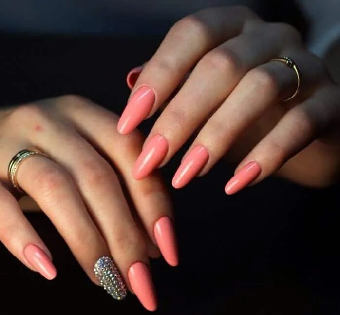 красные ногти. яркие цвета ногтей. роскошный маникюр. маникюр на длинные е огти. ярко розовые ногти.