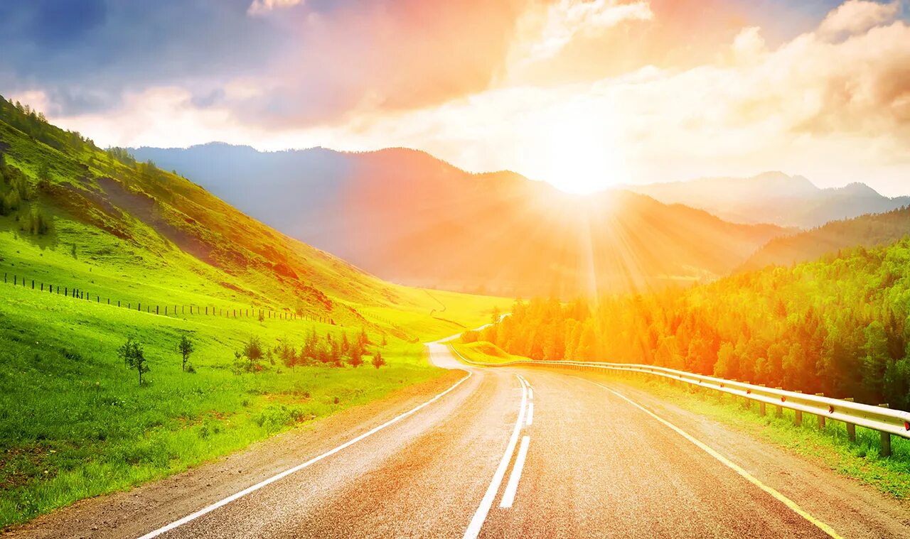 Освещают нам дорогу свысока. Солнечная дорога. Фон дорога. Красивые дороги. Солнце на дороге.