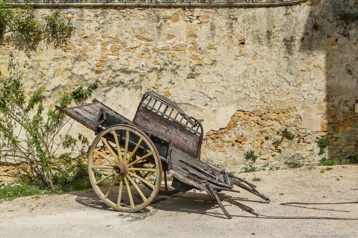 телега в ландшафтном дизайне. крестьянин с повозкой. телега в деревне. телега во дворе. повозка сена.