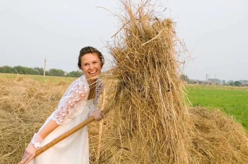Баба на сенокосе. Девушка с вилами. Девушки на сенокосе. Фотосессия с сеном в поле с вилами. Женщины на уборке сена.