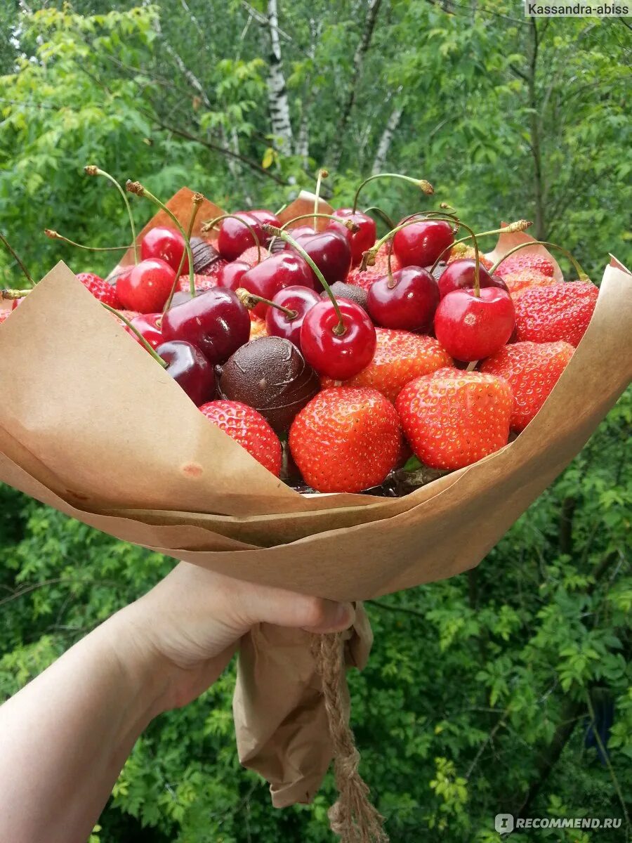 Букет из клубники и черешни. Фруктовые букеты из клубники и черешни. Букет с клубникой и черешней. Абрикос, черешня и клубника букет. Фруктовый мастер