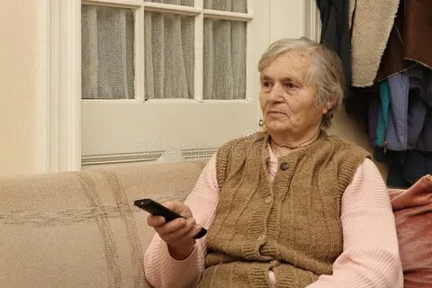 Бабушка смотрит телевизор на английском