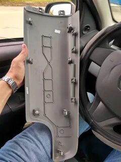 Снять накладку задней двери дастер