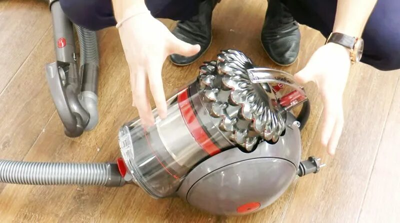 Как снять пылесос дайсон. Пылесос Дайсон DC 08. Чистка пылесоса Dyson DC 52. Пылесос Dyson fg2. Пылесборник для пылесоса Дайсон.