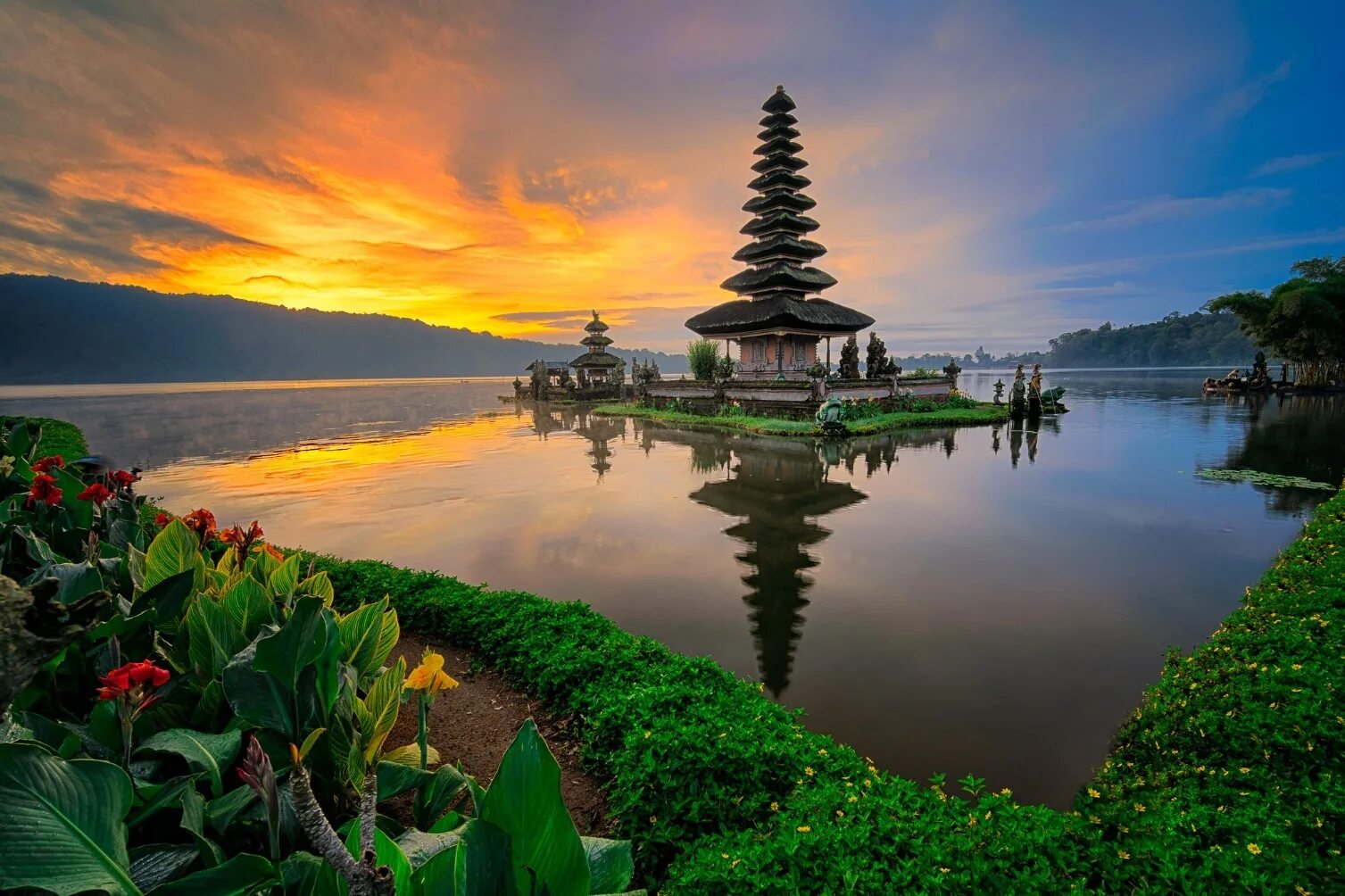 Храм улун дану бали. Бали остров убуд. Bali индонезия. Улун дану бали. Храм пура улун дану.