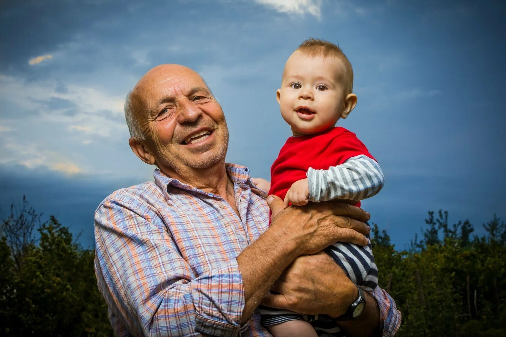Дед и внук. Фотосессия дедушки. Фотографии Деда и внука. Дедушка с внуком улыбаются.