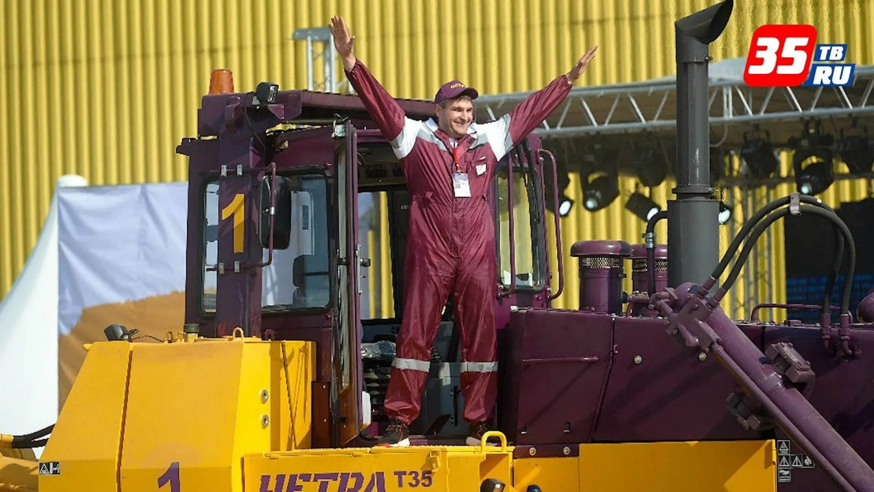 Лучший бульдозерист. Военный водитель экскаваторщик. Машинист экскаватора вакансии череповец. Машинист экскаватора. Машинист экскаватора.