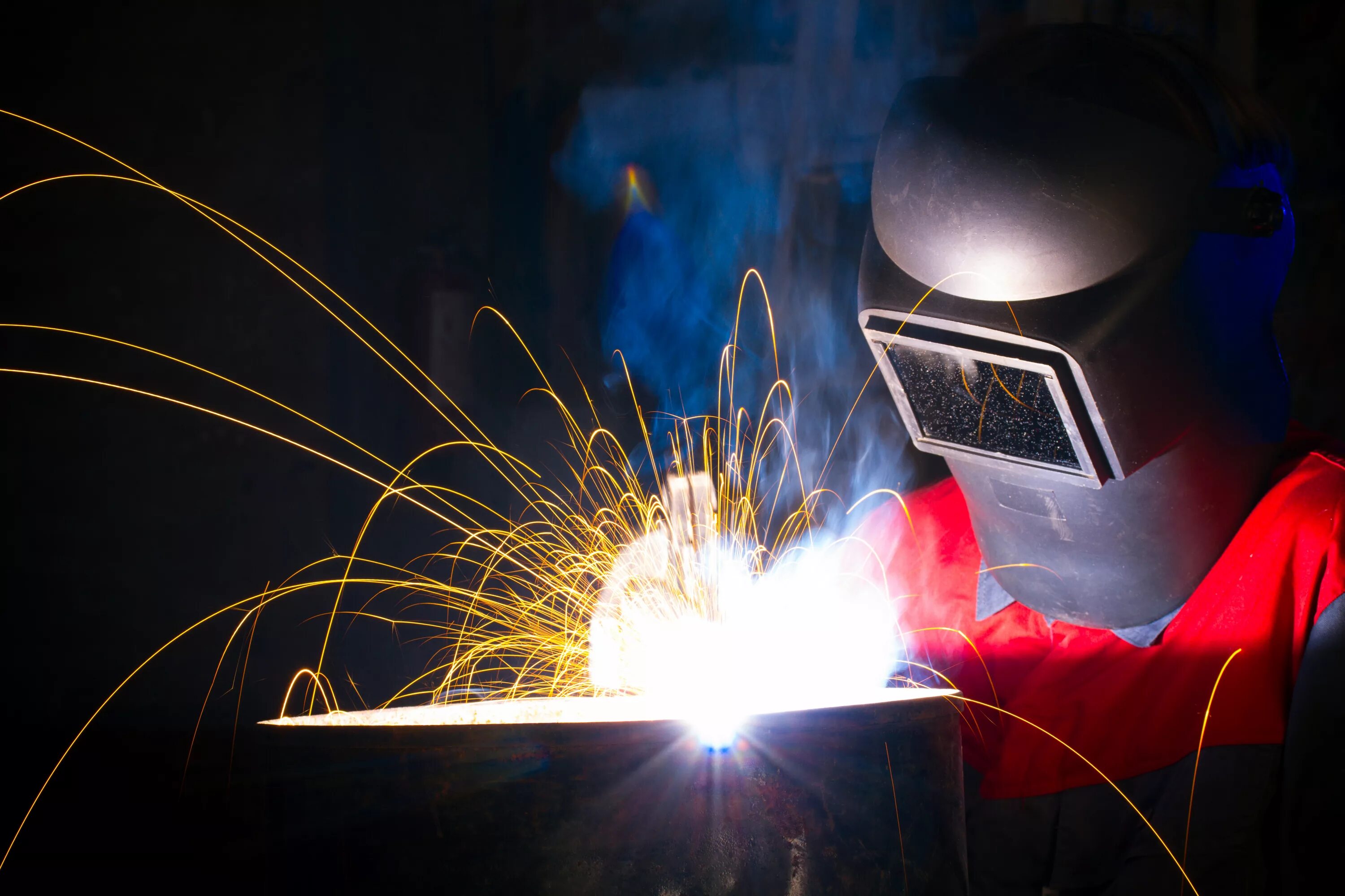 Welding services. Сварка сварщик. Электросварщик ручной дуговой сварки. Электросварщик ручной сварки. Сварщик.