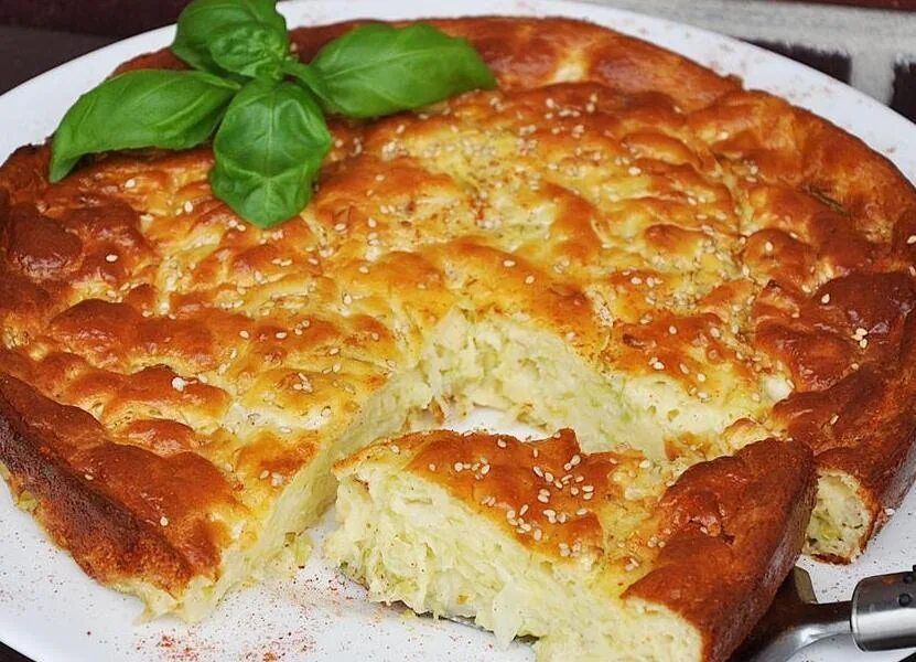 Ленивый капустный пирог на сковороде. Пирог шарлотка с капустой. шарлотка с капустой в духовке. шарлотка с капустой на кефире. капустная шарлотка.