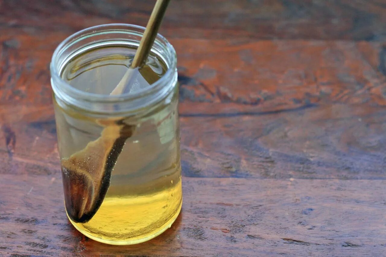 Мед растворенный в воде. Стакан с жидкостью. Жижа в стакане. Мед в стакане. Опустить ложку в стакан с водой