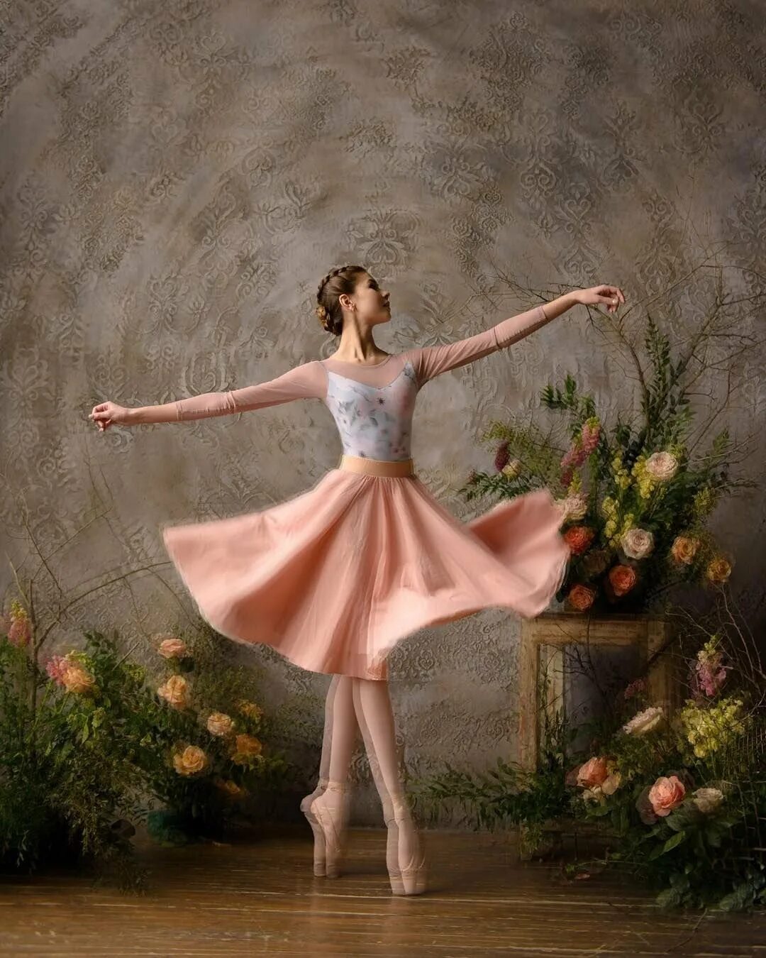 Балерина танцует. Балерина. Изящная балерина. Девушка танцует балерина. Красивый образ балерины.