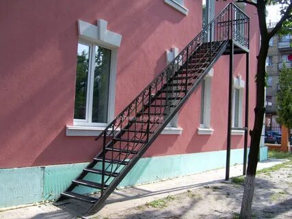 Лестница снаружи дома на второй этаж