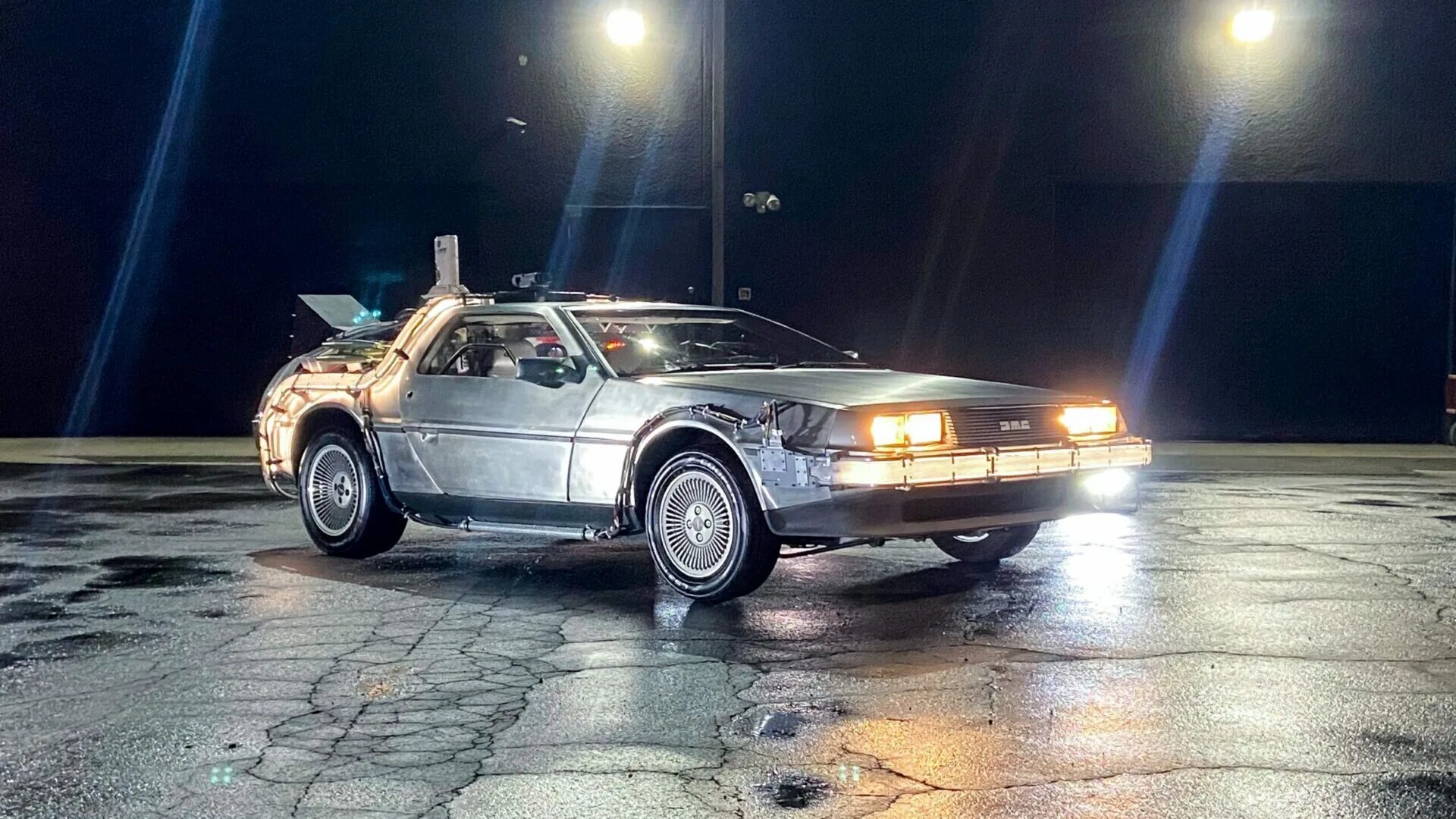 Hot toys делориан. Делориан dmc 12 назад в будущее. Delorean dmc-12 назад в будущее. Машина времени настоящая. Машины времени аренда машин.