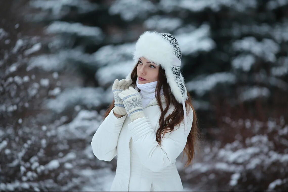 пройдет по зимней улочке девчоночка снегурочка