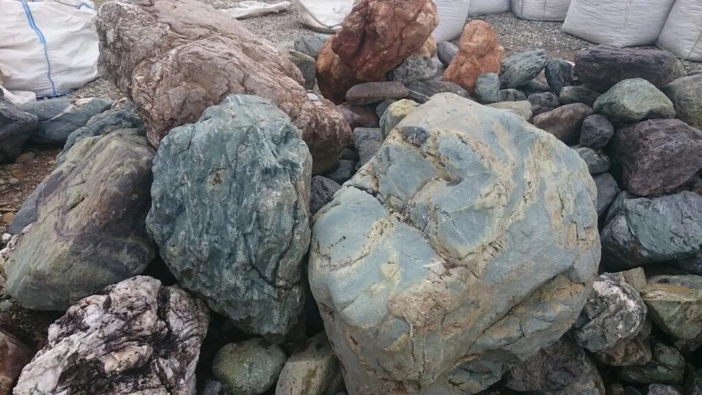 гранитная глыба. глыбы гранита. камень валун большой. гранит валун. глыбы гранита.