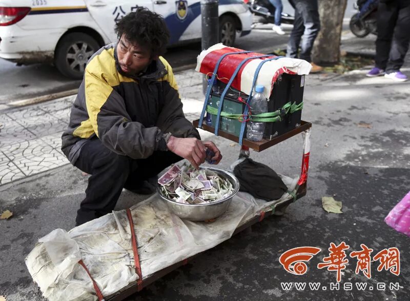 Китай попрошайничество. Разоблачение нищих. Разоблачение нищих. Разоблачение бабки попрошайки. Разоблачение попрошаек инвалидов.