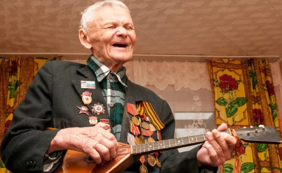 Деда исполняет. Солдат с балалайкой. Балалайка ВОВ. Старик с балалайкой. Деревенская балалайка.