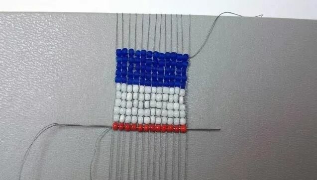 Брошь российский флаг из бисера. Браслет бисером триколор. Как сделать флаг из бисера. Как сделать флаг из бисера. Как сделать флаг из бисера.
