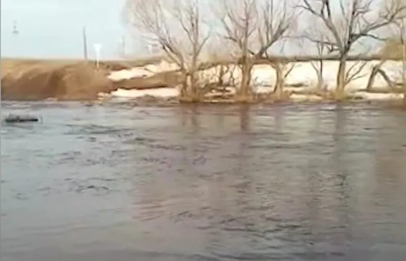 Паводок в акбулаке оренбургской области. Нижнеозерное Оренбургская. Нижнеозерное Илекский район. Паводок в Оренбуржье. Паводок в Нижнеозерном.