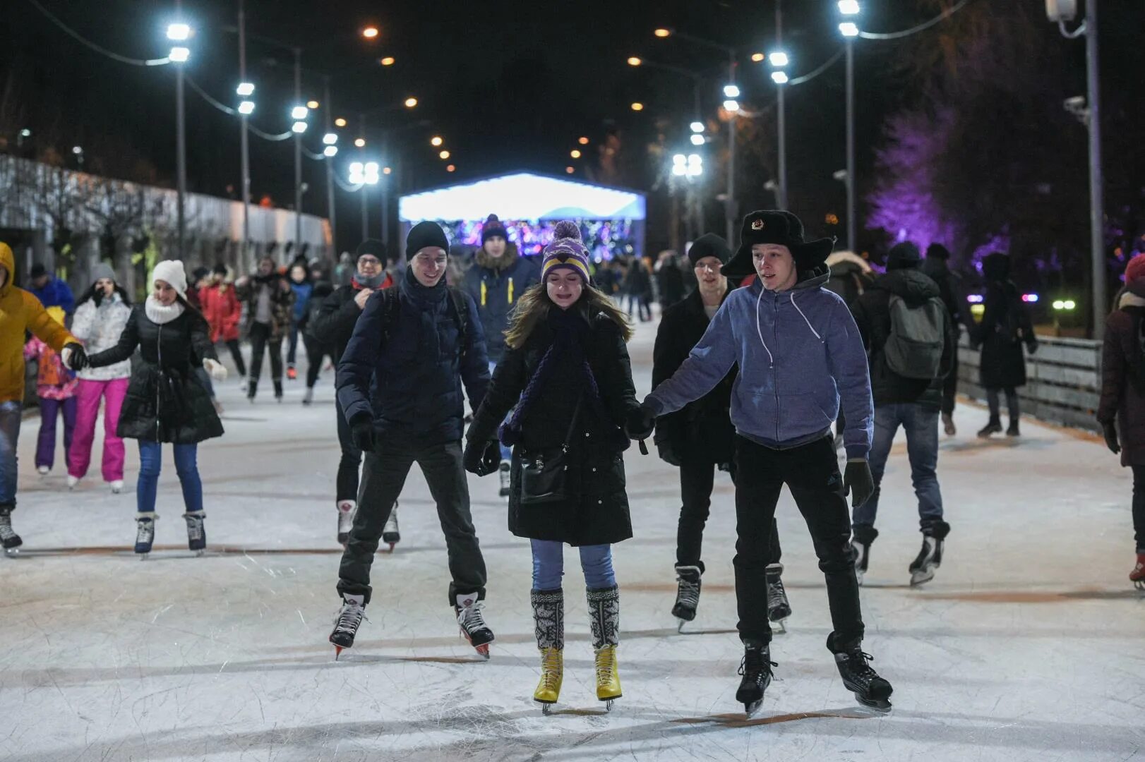 Каток парк горького когда закрытие. Каток в парке Горького Москва. Каток в парке Горького 2018. Парк Горького каток вечером. Каток в парке Горького вечером.