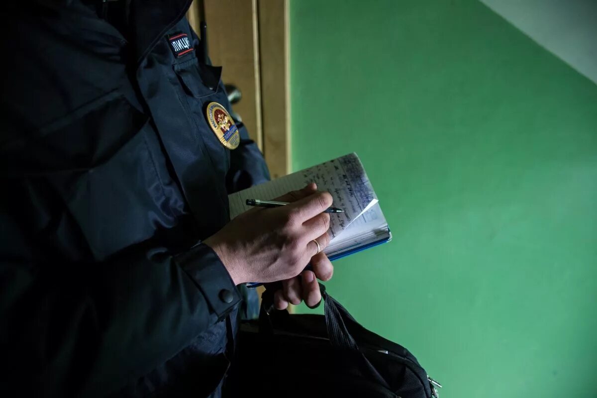 Пресечение экономических преступлений. Участковый в подъезде. профилактическое мероприятие дебитор. несовершеннолетними по предупреждению преступлений. оперативная проверка.