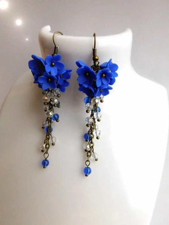 Серьги незабудки из полимерной глины. Серёжки бижутерия для девушек. Серьги цветы эмаль. Голубые сережки пластик. Синие серьги бижутерия.