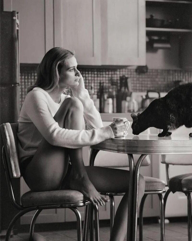 Одиночество души. Одинокая девушка. Девушка сидит в кафе. Грустная девушка на берегу моря. Одинокая жизнь женщины.