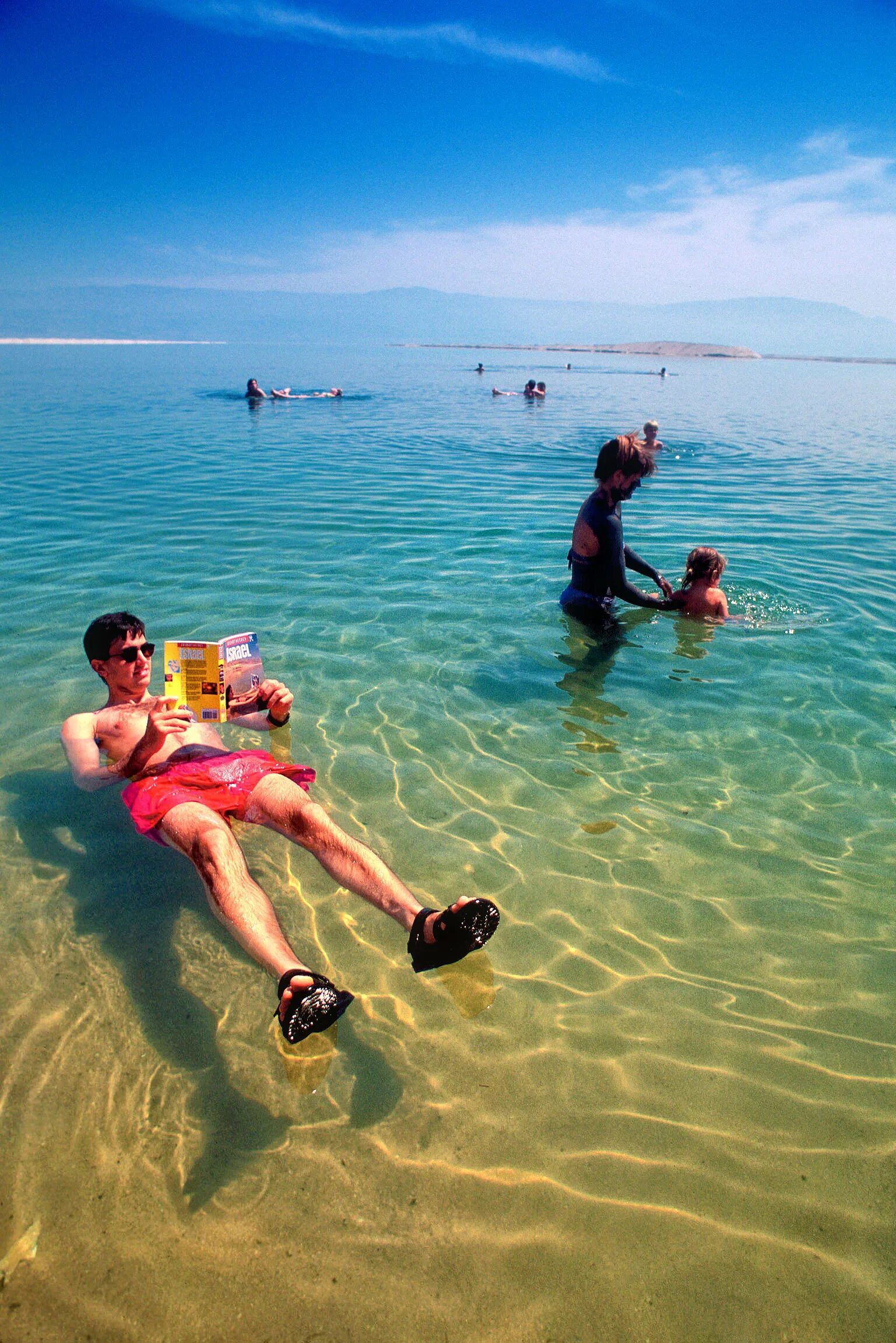 Купаться в соленой воде. Мертвое море люди. Мертвое море море.