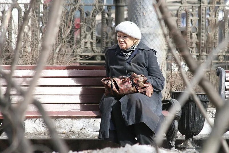 Вдова пенсионерка. Старушка на скамейке. Пожилая женщина на лавочке. Пожилая женщина на улице. Бабушка на улице.